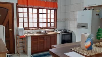 Geladeira, micro-ondas, cooktop, liquidificador
