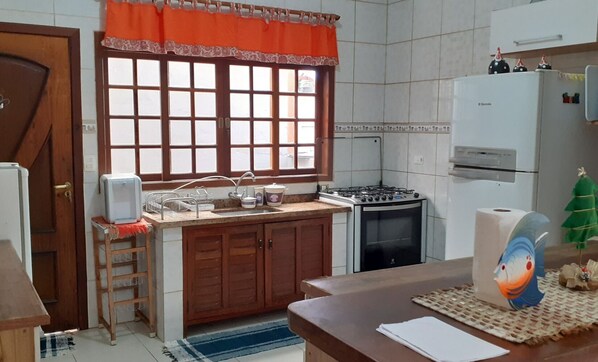Geladeira, micro-ondas, cooktop, liquidificador