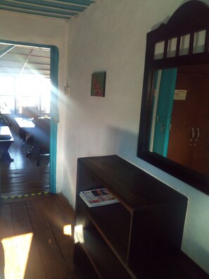 Espacio para trabajar con laptop y wifi gratis