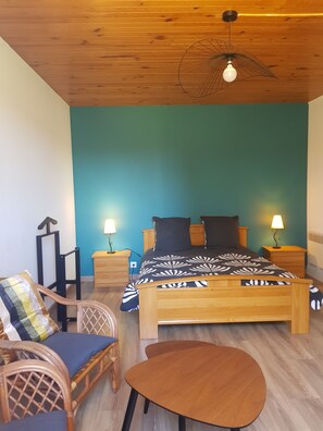 2 bedrooms, iron/ironing board, free WiFi - Character house in the countryside between town and sea (Plogastel St Germain)