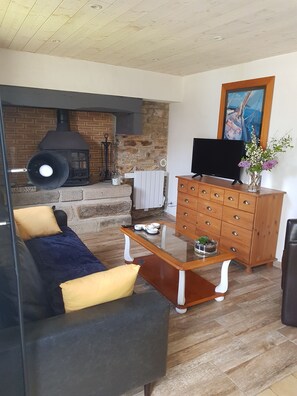 TV, fireplace - Character house in the countryside between town and sea (Plogastel St Germain)