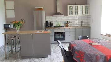 Fridge, microwave, oven, coffee/tea maker
