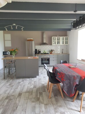 Fridge, microwave, oven, coffee/tea maker - Character house in the countryside between town and sea (Plogastel St Germain)