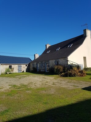 Exterior - Character house in the countryside between town and sea (Plogastel St Germain)
