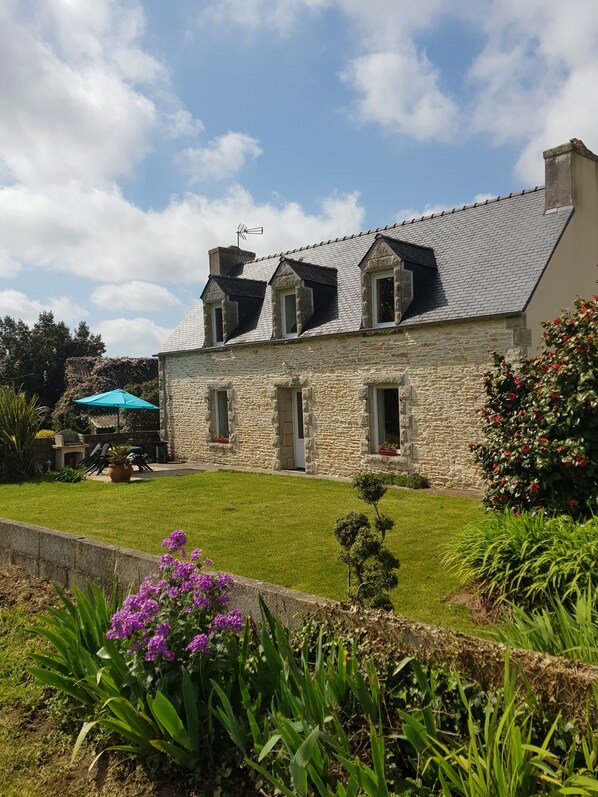 Exterior - Character house in the countryside between town and sea (Plogastel St Germain)