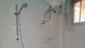 Un baño con inodoro, lavamanos y ducha.
