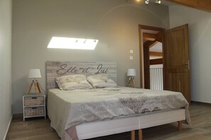 3 chambres, coffres-forts dans les chambres, fer et planche à repasser