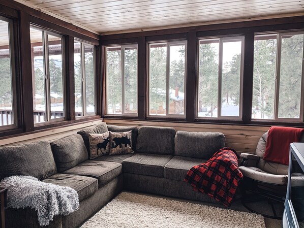 TV connectée, lecteur de DVD, livres