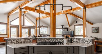 Beautiful, private, perfectly located home for sleeping 16 guests comfortably!