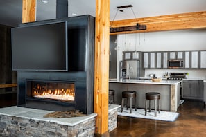 Fridge, microwave, oven, stovetop - Beautiful, private, perfectly located home for sleeping 16 guests comfortably! (Gallatin Gateway)