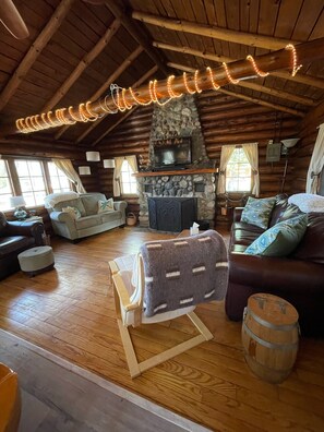 Smart TV, fireplace - Authentic Log Cottage on Wolf Lake (Baldwin)