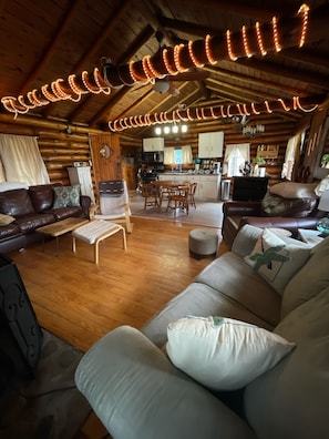 Smart TV, fireplace - Authentic Log Cottage on Wolf Lake (Baldwin)