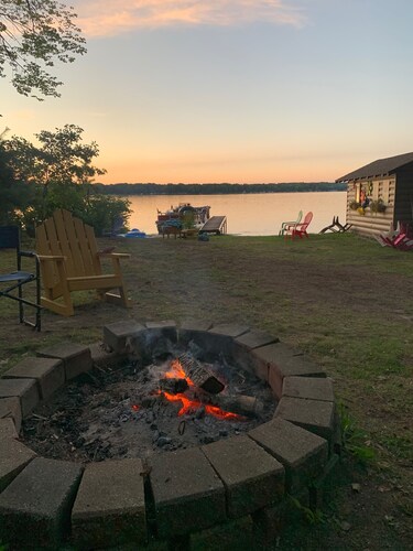 Authentic Log Cottage on Wolf Lake