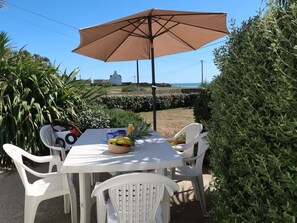 Outdoor dining - Nice apartment in villa for 6 guests with TV, terrace and pets allowed (Plozevet)