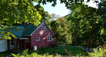 Cozy Cottage Along Idyllic Green River