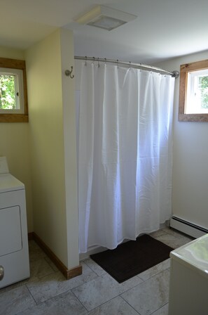 Bañera con ducha, secador de pelo, toallas, jabón