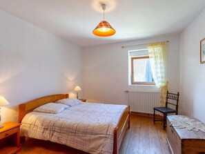 3 bedrooms, travel crib, free WiFi, bed sheets