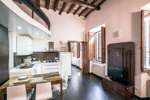 Fridge, microwave, oven, stovetop - In Front of Coliseum (Roma)