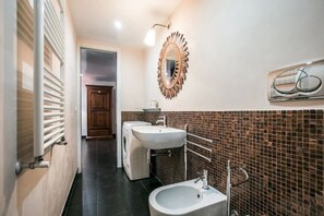 Shower, hair dryer, bidet, towels - In Front of Coliseum (Roma)