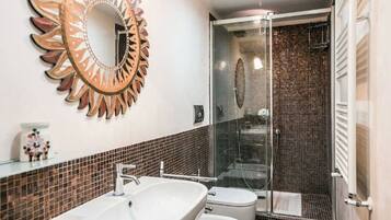 Douche, sĂšche-cheveux, bidet, serviettes fournies