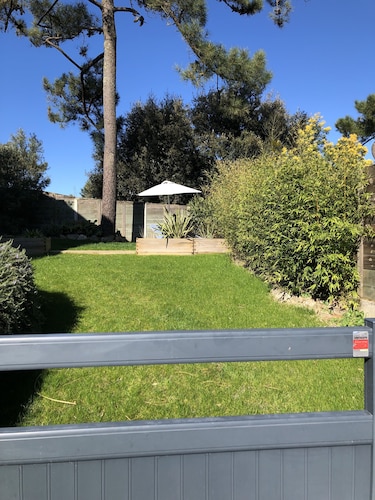 Accommodation with private garden and terrace, 10 minutes from the beach