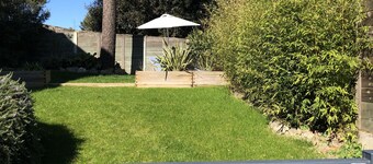 Accommodation with private garden and terrace, 10 minutes from the beach