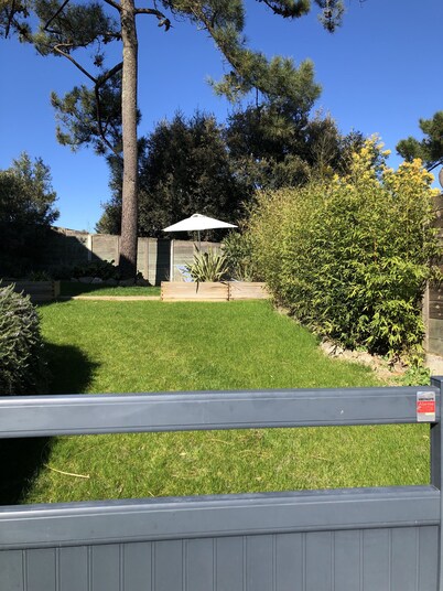 Accommodation with private garden and terrace, 10 minutes from the beach