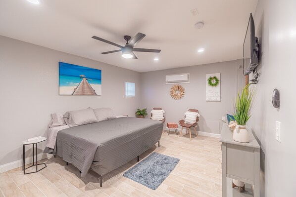 Iron/ironing board, WiFi, bed sheets, wheelchair access - BRAND NEW! Bright Bungalow Near Mets Stadium & Golf Courses! ! (Port St. Lucie)