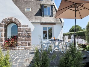 Outdoor dining - Wonderful private villa for 6 people with WIFI, TV, terrace and pets allowed (Kermaquer)