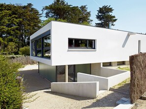 A modern, minimalist house with large windows, a flat roof, and a concrete base. - Wonderful private villa for 6 people with WIFI, hot tub, private pool, TV, terrace and pets allo... (Pennenes)