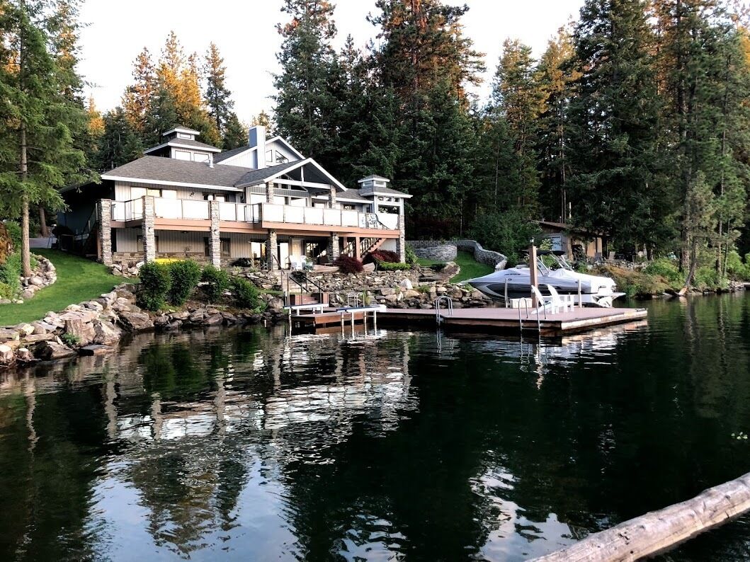  Close to Town Waterfront Estate- Great food on and off the water nearby!