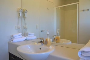 Dusche, Haartrockner, Handtücher