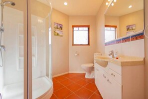 Bathtub, towels