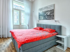 Tabla de planchar con plancha, wifi gratis y ropa de cama 