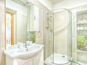 Superior-Apartment | Badezimmer | Dusche, Haartrockner, Handtücher