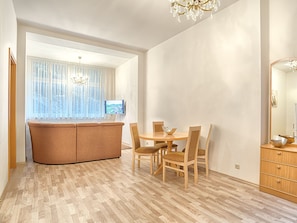Apartamento standard | Área de estar | TV de tela plana 100 cm com canais via satélite, TV