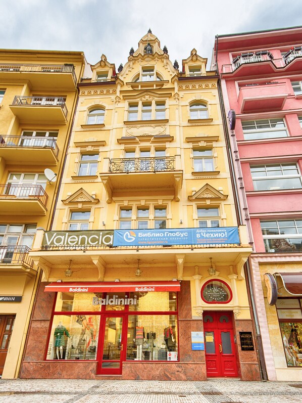 A building with a storefront labeled "Valencia" and a "Baldinini" store below.