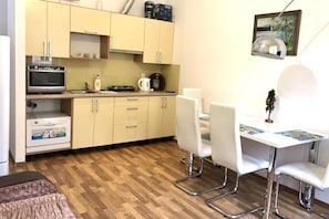 Apartamento superior | Cozinha privada | Geladeira, micro-ondas, cooktop, cafeteira/chaleira