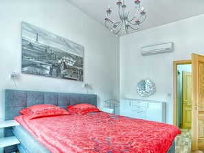 Tabla de planchar con plancha, wifi gratis y ropa de cama 