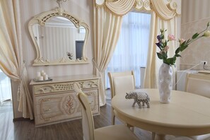 Suite, 1 King Bed | In-room dining - Hotel Monarch (Anapa)