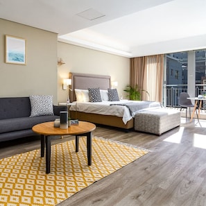 Deluxe Studio Apartment (Juliette Balcony) | Sängtillbehör av högsta kvalitet och värdeförvaringsskåp på rummet