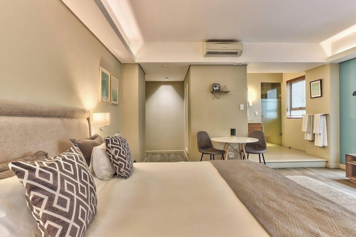 Ein Hotelzimmer mit Bett, Schreibtisch und Stuhl.