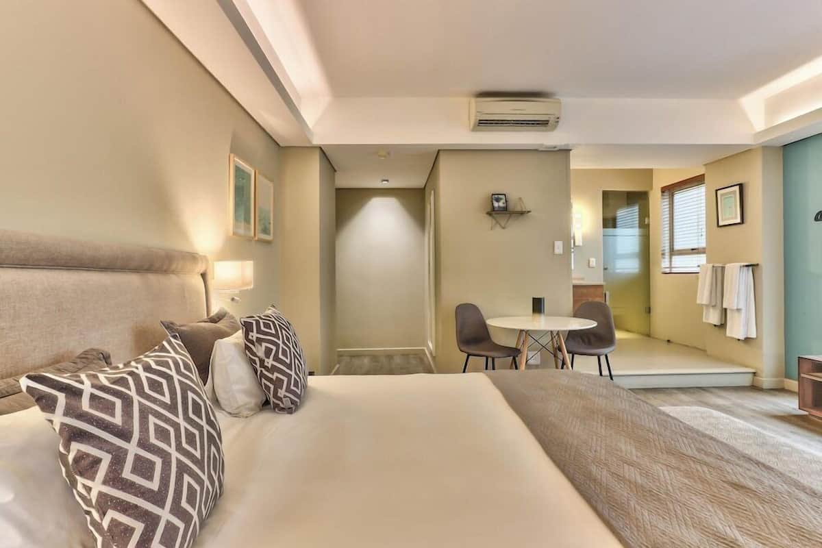 Premium bedding, in-room safe, individually decorated