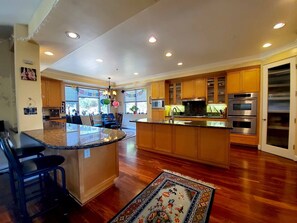 Fridge, microwave, oven, stovetop - Olivenhain Mini Estate in quiet area less than 12 mins from several beaches.  (Encinitas)