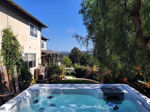 Outdoor spa tub - Olivenhain Mini Estate in quiet area less than 12 mins from several beaches.  (Encinitas)