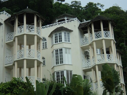 Chill on tha hill/ free wi fi <br>A/c, free wi fi, gated community 