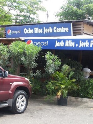 المنطقة المحيطة بالمنشأة