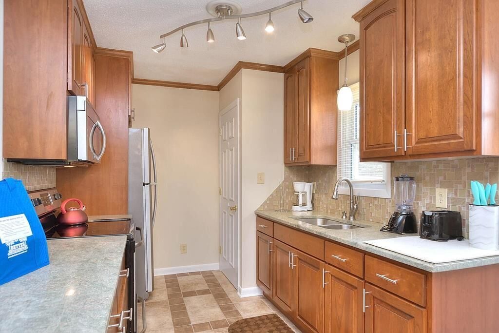 Coffee/tea maker, fridge, microwave, oven