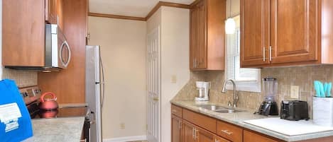 Coffee/tea maker, fridge, microwave, oven