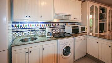 Réfrigérateur, four, plaque de cuisson, lave-vaisselle